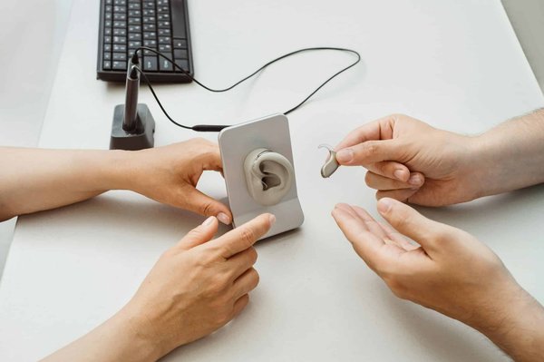 Liberté et autonomie : découvrez l'appareil auditif Bluetooth rechargeable