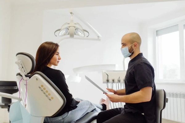 Quelle est l'importance des visites régulières en clinique dentaire ?